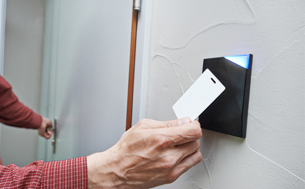 传统的刷卡开门 传统的刷卡开门